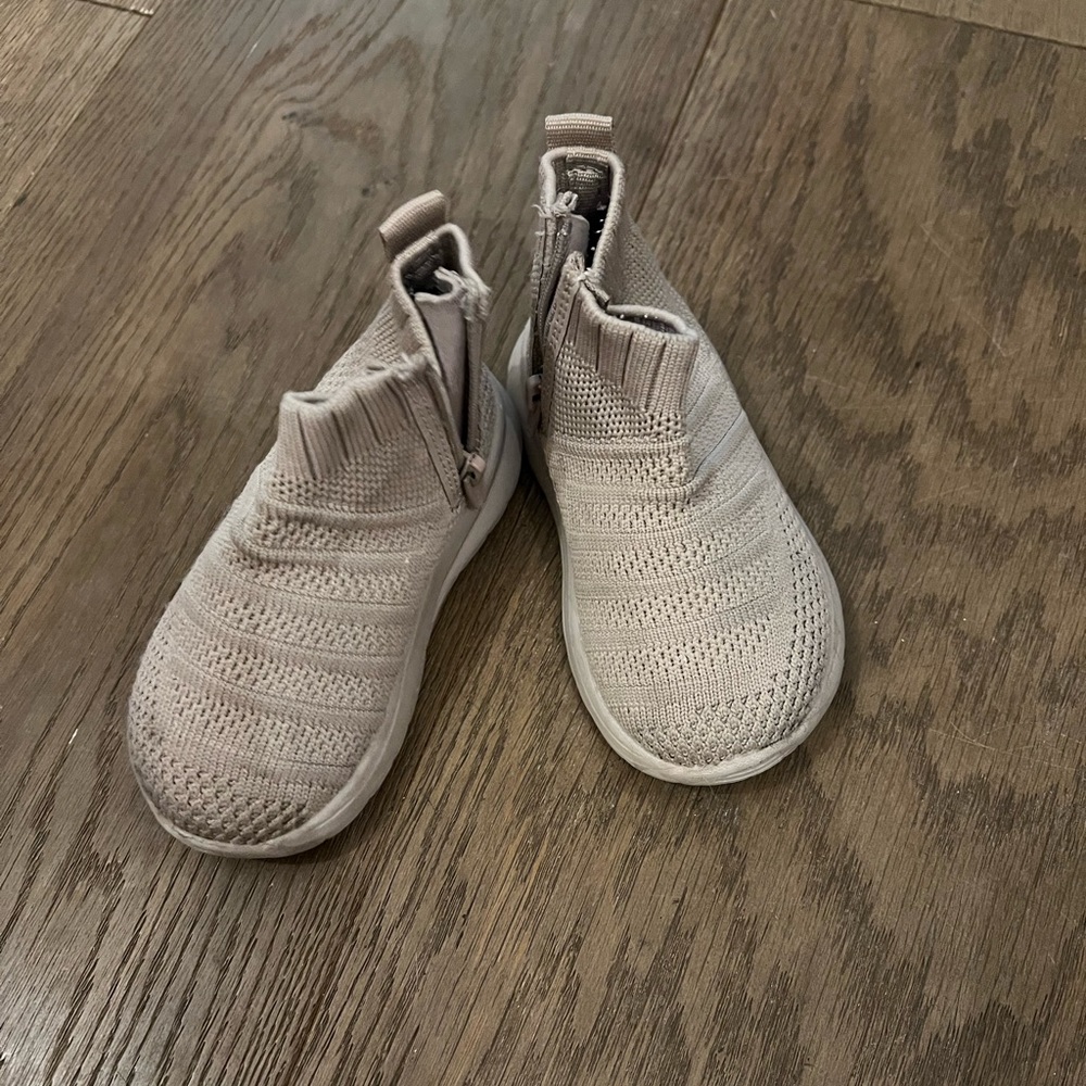 Bundle of baby shoes 4.5